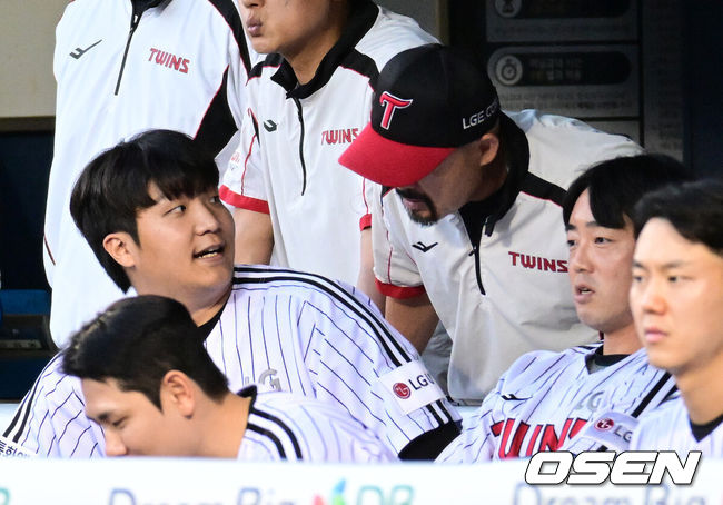 [OSEN=잠실, 지형준 기자] 8일 서울 잠실야구장에서 2026 신한 SOL KBO리그 LG 트윈스와 키움 히어로즈의 경기가 열렸다. 허리 근육통으로 선발 라인업에서 제외된 LG 문보경이 더그아웃에서 김용일 코치와 이야기를 나누고 있다. 2026.09.08 / jpnews@osen.co.kr
