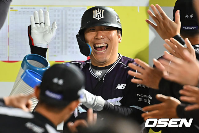 [OSEN=대구, 이석우 기자] 9일 대구삼성라이온즈파크에서 2026 신한 SOL KBO 리그 삼성 라이온즈와 KT 위즈의 경기가 열렸다. 홈팀 삼성은 원태인이, 방문팀 KT는 고영표가 선발 출전했다. KT 위즈 김현수가 5회초 2사 1루 우월 2점 홈런을 치고 하이파이브를 하고 있다. 2026.09.09 / foto0307@osen.co.kr