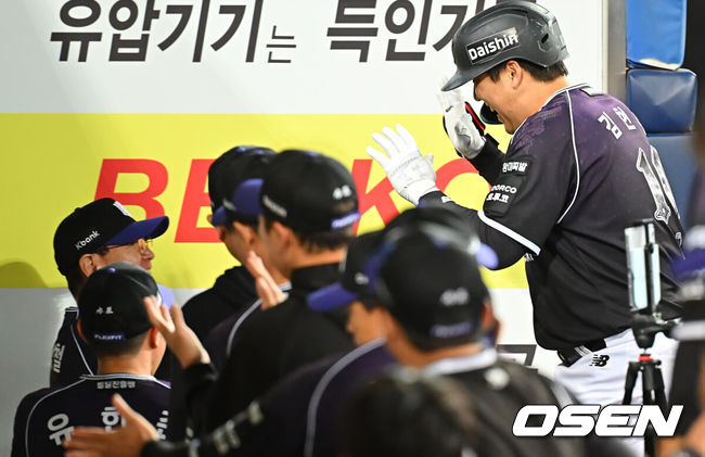 [OSEN=대구, 이석우 기자] 9일 대구삼성라이온즈파크에서 2026 신한 SOL KBO 리그 삼성 라이온즈와 KT 위즈의 경기가 열렸다. 홈팀 삼성은 원태인이, 방문팀 KT는 고영표가 선발 출전했다. KT 위즈 김현수가 5회초 2사 1루 우월 2점 홈런을 치고 이강철 감독과 하이파이브를 하고 있다. 2026.09.09 / foto0307@osen.co.kr