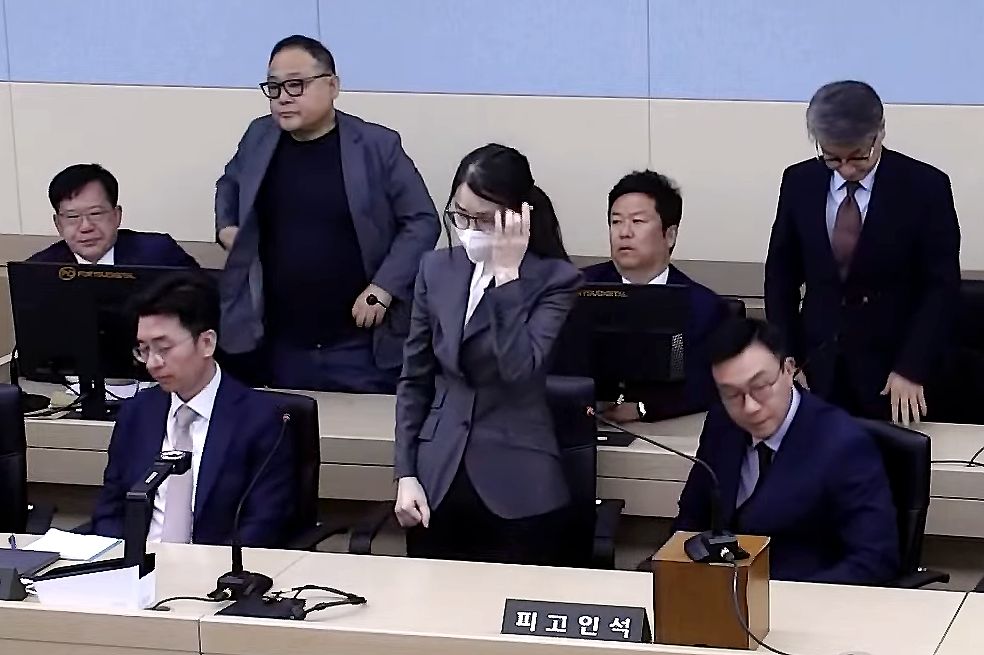 김건희 여사가 지난 6월 26일 서울 서초구 중앙지방법원에서 열린 특정범죄가중처벌등에관한법률위반(알선수재) 부정청탁및금품등수수의금지에관한법률위반 증거인멸 등에 대한 1심 선고 공판에서 선고를 받고 있다.  이날 재판부는 김건희 여사에게 징역 7년을 선고했다. 뉴스1