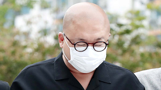 필로폰 투약 혐의를 받는 작곡가 겸 가수 돈 스파이크(45,본명 김민수)가 28일 오전 서울 도봉구 서울북부지방법원에서 열린 영장실질심사에 출석하고 있다. 뉴스1