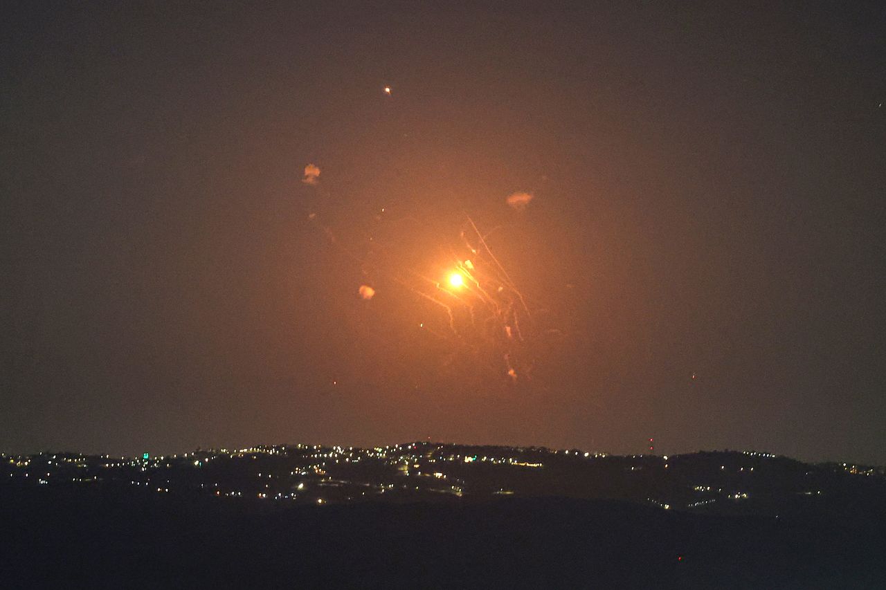 9일(현지시간) 요르단 계곡의 이스라엘 측 지역에서 요르단 방공망이 이란에서 발사된 미사일을 요격하는 모습이 포착됐다. 이란 이슬람혁명수비대(IRGC)는 미국이 이란 유조선을 공격한 것에 대한 보복으로 요르단 알아즈라크에 위치한 미군 기지를 향해 미사일을 발사했다고 밝혔다. EPA=연합뉴스