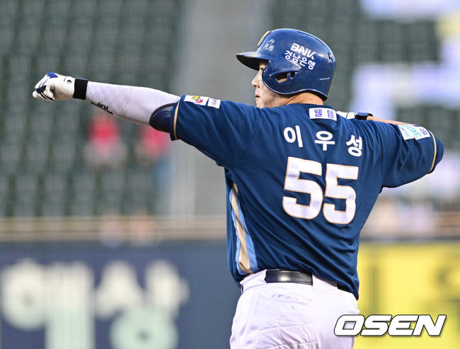 [OSEN=잠실, 최규한 기자] 25일 서울 잠실야구장에서 ‘2026 신한 SOL Bank KBO리그’ LG 트윈스와 NC 다이노스의 경기가 열렸다.홈팀 LG는 앤더스 톨허스트, 방문팀 NC는 커티스 테일러를 선발로 내세웠다.2회초 1사 1루 상황 NC 이우성이 안타를 날리고 1루에 안착해 기뻐하고 있다. 2026.08.25 / dreamer@osen.co.kr