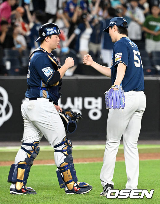[OSEN=대전, 이대선 기자] NC는 30일 대전 한화생명 볼파크에서 열린 2026 신한 SOL KBO리그 한화 이글스와의 팀 10-7로 승리했다.경기 종료 후 NC 김형준, 전사민이 승리의 기쁨을 나누고 있다. 2026.08.30 /sunday@osen.co.kr