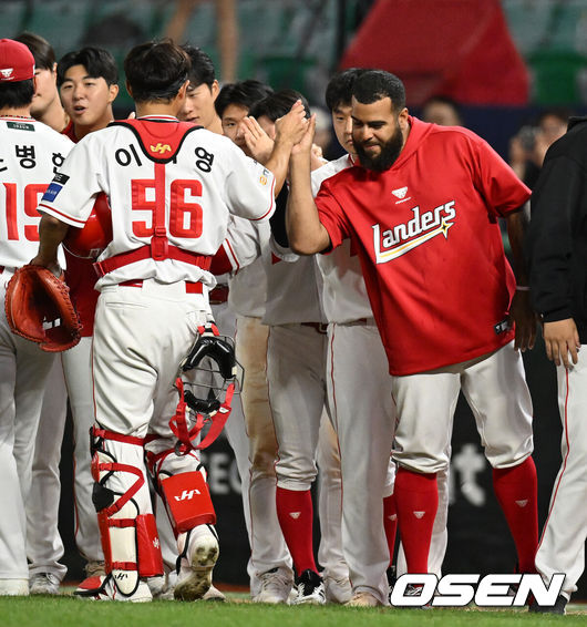 [OSEN=인천, 이대선 기자] 프로야구 SSG 랜더스가 2연승을 질주하며 리그 8위로 올라섰다.SSG는 10일 인천 SSG랜더스필드에서 열린 ‘2026 신한은행 SOL Bank KBO리그’ 한화 이글스와의 경기에서 4-3으로 승리했다. 이날 승리로 2연승을 달린 SSG는 롯데를 제치고 리그 8위로 올라섰다.경기 종료 후 SSG 아빌라가 동료들과 승리의 기쁨을 나누고 있다. 2026.09.10 /sunday@osen.co.kr