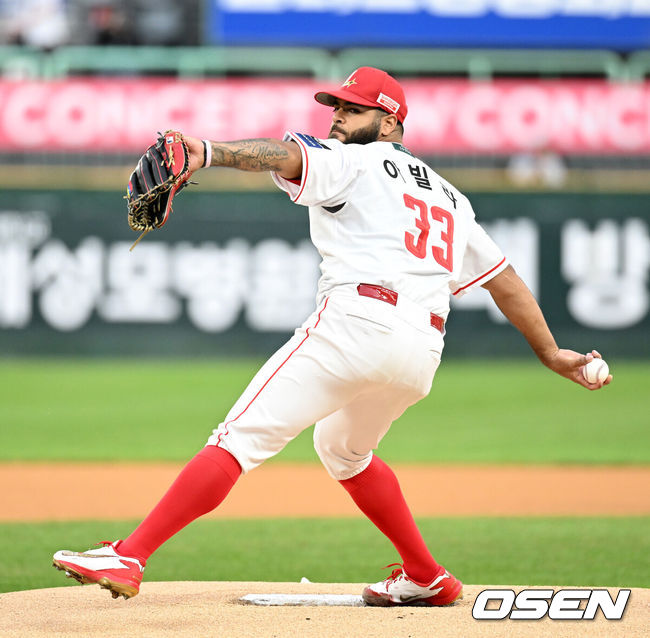 [OSEN=인천, 이대선 기자] 10일 인천 SSG랜더스필드 KBO리그 SSG 랜더스와 한화 이글스의 경기가 열렸다.SSG는 아빌라, 한화는 박준영을 선발로 내세웠다.1회초 무사에서 SSG 선발투수 아빌라가 역투하고 있다. 2026.09.10 /sunday@osen.co.kr