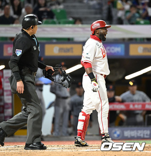 [OSEN=인천, 이대선 기자] 10일 인천 SSG랜더스필드 KBO리그 SSG 랜더스와 한화 이글스의 경기가 열렸다.SSG는 아빌라, 한화는 박준영을 선발로 내세웠다.6회말 1사 1루에서 SSG 에레디아가 두 번째 몸에 맞는 볼에 분노하고 있다. 2026.09.10 /sunday@osen.co.kr