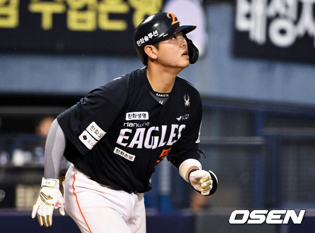 [OSEN=잠실, 조은정 기자] 4일 서울 잠실야구장에서 2026 신한 SOL KBO리그 LG 트윈스와 한화 이글스의 경기가 열렸다.이날 LG는 장현식, 한화는 에르난데스를 선발투수로 내세웠다.6회초 2사 1,3루에서 한화 허인서가 3점 홈런을 날리고 있다. 2026.07.04 /cej@osen.co.kr