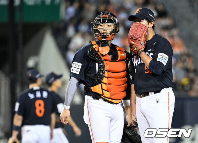 [OSEN=잠실, 조은정 기자] 4일 서울 잠실야구장에서 2026 신한 SOL KBO리그 LG 트윈스와 한화 이글스의 경기가 열렸다.이날 LG는 장현식, 한화는 에르난데스를 선발투수로 내세웠다.6회말 1사 1,3루에서 한화 허인서가 마운드에 올라 박상원과 대화를 하고 있다. 2026.07.04 /cej@osen.co.kr