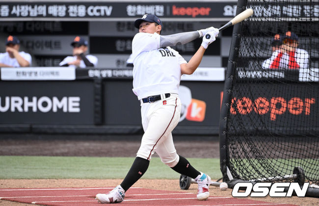[OSEN=대전, 조은정 기자]제4회 한화이글스배 고교vs대학 올스타전에 앞서 홈런더비 예선전이 8일 대전한화생명볼파크에서 열렸다.고교 올스타는 18세 이하 청소년 대표팀을 맡고 있는 덕수고 정윤진 감독이 지휘한다. 대학 올스타는 23세 이하 대표팀 사령탑인 성균관대 이연수 감독이 이끈다. 양 팀 선수단은 프로 10개 구단 스카우트팀장들의 협의를 통해 선발됐다.덕수고 엄준상이 홈런더비 예선전에서 홈런을 날리고 있다. 2026.06.08 /cej@osen.co.kr