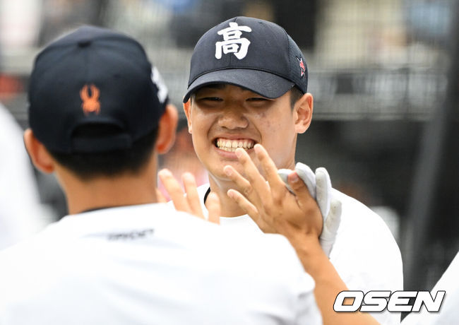 [OSEN=대전, 조은정 기자]제4회 한화이글스배 고교vs대학 올스타전에 앞서 홈런더비 예선전이 8일 대전한화생명볼파크에서 열렸다.고교 올스타는 18세 이하 청소년 대표팀을 맡고 있는 덕수고 정윤진 감독이 지휘한다. 대학 올스타는 23세 이하 대표팀 사령탑인 성균관대 이연수 감독이 이끈다. 양 팀 선수단은 프로 10개 구단 스카우트팀장들의 협의를 통해 선발됐다.덕수고 엄준상이 홈런더비 예선전을 마친 뒤 하이파이브를 하고 있다. 2026.06.08 /cej@osen.co.kr