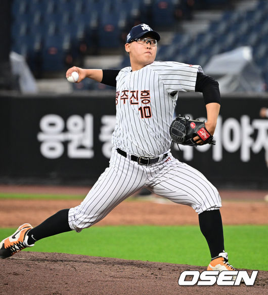 [OSEN=대전, 조은정 기자]제4회 한화이글스배 고교vs대학 올스타전이 8일 대전한화생명볼파크에서 열렸다.고교 올스타는 18세 이하 청소년 대표팀을 맡고 있는 덕수고 정윤진 감독이 지휘한다. 대학 올스타는 23세 이하 대표팀 사령탑인 성균관대 이연수 감독이 이끈다. 양 팀 선수단은 프로 10개 구단 스카우트 팀장들의 협의를 통해 선발됐다.4회초 무사 2루에서 고교팀 광주진흥고 김민훈이 역투하고 있다.  2026.06.08 /cej@osen.co.kr