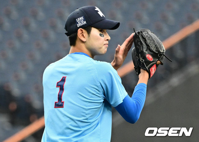 [OSEN=대전, 조은정 기자]제4회 한화이글스배 고교vs대학 올스타전이 8일 대전한화생명볼파크에서 열렸다.고교 올스타는 18세 이하 청소년 대표팀을 맡고 있는 덕수고 정윤진 감독이 지휘한다. 대학 올스타는 23세 이하 대표팀 사령탑인 성균관대 이연수 감독이 이끈다. 양 팀 선수단은 프로 10개 구단 스카우트 팀장들의 협의를 통해 선발됐다.1회초 고교팀 선발 부산고 하현승이 야수진 호수비에 박수를 보내고 있다. 2026.06.08 /cej@osen.co.kr