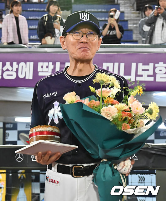 [OSEN=부산, 이석우 기자] 10일 부산 사직야구장에서 2026 신한 SOL KBO 리그 롯데 자이언츠와 KT 위즈의 경기가 열렸다. 홈팀 롯데는 비슬리가, 방문팀 KT는 배제성이 선발 출전했다.이강철 감독이 600승 기록을 달성하고 선수들의 축하를 받고 있다. 2026.09.10 / foto0307@osen.co.kr