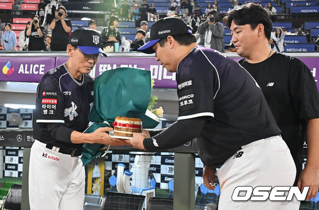 [OSEN=부산, 이석우 기자] 10일 부산 사직야구장에서 2026 신한 SOL KBO 리그 롯데 자이언츠와 KT 위즈의 경기가 열렸다. 홈팀 롯데는 비슬리가, 방문팀 KT는 배제성이 선발 출전했다.이강철 감독이 600승 기록을 달성하고 장성우와 김현수에게 축하 꽃다발과 케이크를 받고 있다. 2026.09.10 / foto0307@osen.co.kr
