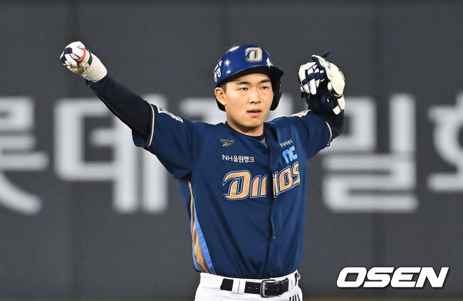 [OSEN=부산, 이석우 기자] 15일 부산 사직야구장에서 2026 신한 SOL KBO 리그 롯데 자이언츠와 NC 다이노스의 경기가 열렸다. 홈팀 롯데는 박세웅이, 방문팀 NC는 원종해가 선발 출전했다.NC 다이노스 김휘집이 8회초 무사 1루 좌익수 왼쪽 뒤 1타점 2루타를 치고 세리머니를 하고 있다. 2026.08.15 / foto0307@osen.co.kr