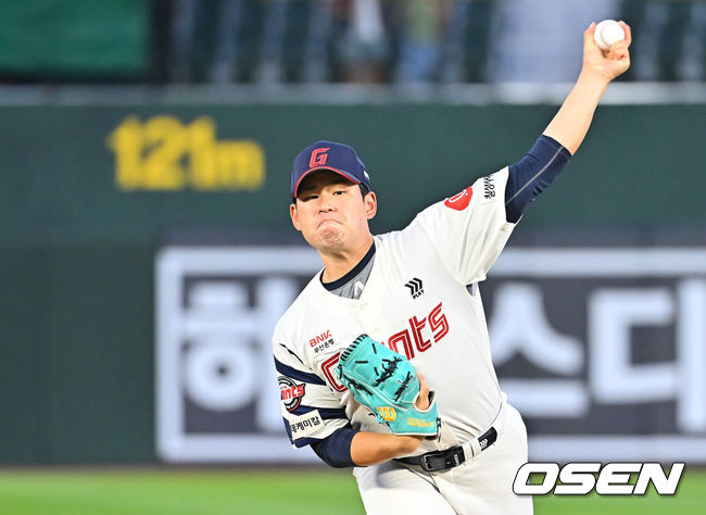 [OSEN=부산, 이석우 기자] 11일 부산 사직야구장에서 2026 신한 SOL KBO 리그 롯데 자이언츠와 KT 위즈의 경기가 열렸다. 홈팀 롯데는 김진욱이, 방문팀 KT는 로건이 선발 출전했다.롯데 자이언츠 선발 투수 김진욱이 역투하고 있다. 2026.09.11 / foto0307@osen.co.kr