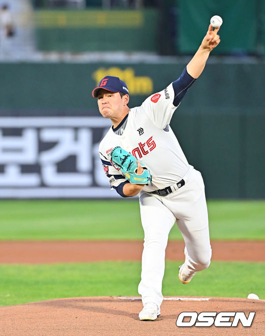 [OSEN=부산, 이석우 기자] 11일 부산 사직야구장에서 2026 신한 SOL KBO 리그 롯데 자이언츠와 KT 위즈의 경기가 열렸다. 홈팀 롯데는 김진욱이, 방문팀 KT는 로건이 선발 출전했다.롯데 자이언츠 선발 투수 김진욱이 역투하고 있다. 2026.09.11 / foto0307@osen.co.kr