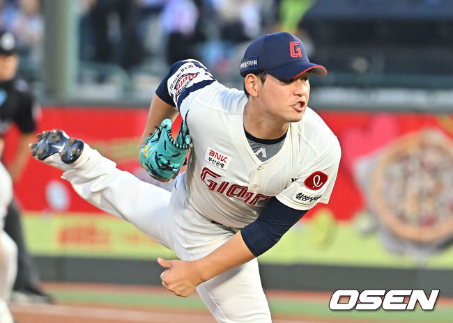 [OSEN=부산, 이석우 기자] 11일 부산 사직야구장에서 2026 신한 SOL KBO 리그 롯데 자이언츠와 KT 위즈의 경기가 열렸다. 홈팀 롯데는 김진욱이, 방문팀 KT는 로건이 선발 출전했다.롯데 자이언츠 선발 투수 김진욱이 역투하고 있다. 2026.09.11 / foto0307@osen.co.kr