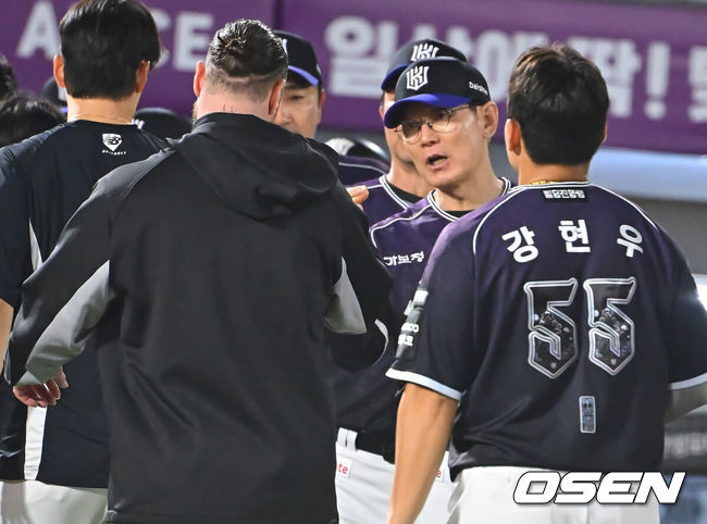 [OSEN=부산, 이석우 기자] 11일 부산 사직야구장에서 2026 신한 SOL KBO 리그 롯데 자이언츠와 KT 위즈의 경기가 열렸다. 홈팀 롯데는 김진욱이, 방문팀 KT는 로건이 선발 출전했다.KT 위즈 이강철 감독이 롯데 자이언츠에 7-1로 승리한 후 로건과 기쁨을 나누고 있다. 2026.09.11 / foto0307@osen.co.kr