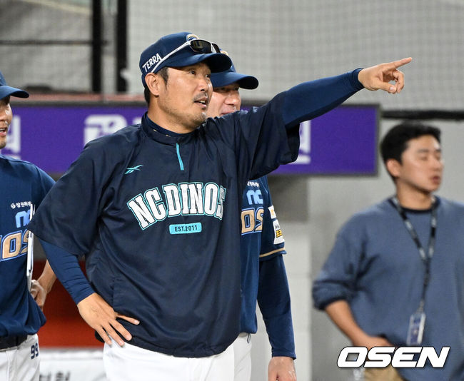 [OSEN=대전, 이대선 기자] NC는 30일 대전 한화생명 볼파크에서 열린 2026 신한 SOL KBO리그 한화 이글스와의 팀 10-7로 승리했다.경기 종료 후 NC 이호준 감독이 선수들과 승리의 기쁨을 나누고 있다. 2026.08.30 /sunday@osen.co.kr