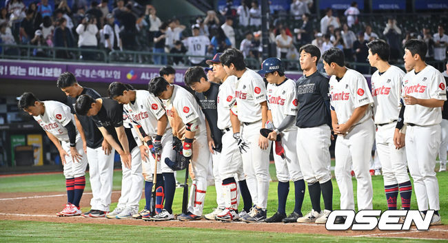 [OSEN=부산, 이석우 기자] 11일 부산 사직야구장에서 2026 신한 SOL KBO 리그 롯데 자이언츠와 KT 위즈의 경기가 열렸다. 홈팀 롯데는 김진욱이, 방문팀 KT는 로건이 선발 출전했다.롯데 자이언츠 선수들이 KT 위즈에 1-7로 패한 후 어두운 표정으로 인사를 하고 있다. 2026.09.11 / foto0307@osen.co.kr