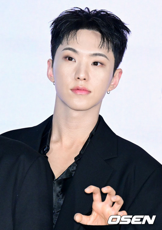 [OSEN=조은정 기자]4일 서울시 용산구 한화손해보험 한남사옥에서 에어비앤비 CEO와 K팝 아티스트 세븐틴이 함께하는 포토세션 행사가 진행됐다.행사에는 브라이언 체스키 에어비앤비 공동 창업자 겸 CEO, K-POP 아티스트 세븐틴이 참석했다.세븐틴 호시가 포즈를 취하고 있다. 2025.06.04 /cej@osen.co.kr