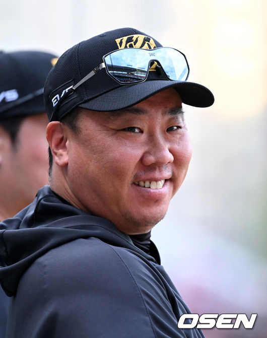 [OSEN=광주, 이대선 기자] 4일 광주-기아 챔피언스필드에서 2026 신한 SOL KBO리그 KIA 타이거즈와 KT 위즈의 경기가 열렸다.이날 KIA는 배제성, KT는 올러를 선발로 내세웠다.경기에 앞서 KIA 이범호 감독이 미소를 짓고 있다. 2026.09.04 /sunday@osen.co.kr