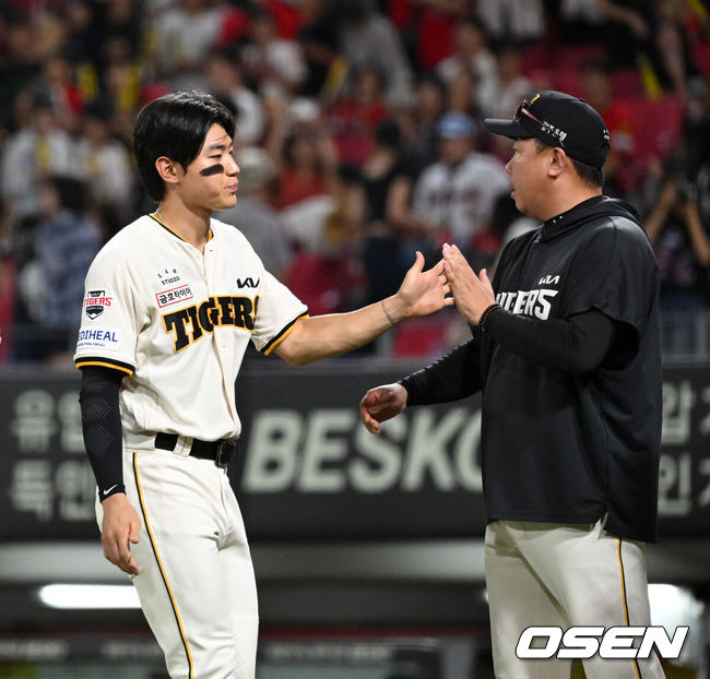 [OSEN=광주, 이대선 기자] KIA 타이거즈가 이틀연속 선두의발목을 잡았다.KIA는 5일 광주-기아 챔피언스필드에서 열린 2026 신한은행 SOL KBO리그 KT 위즈와의 팀간 11차전을 6-3로 승리했다. 선발 양현종이 5이닝 3실점으로 막고 불펜진이 무실점 호투를 펼쳤다. 김선빈의 2타점 동점 3루타와 카스트로의 역전 결승타점, 나성범의 쐐기 투런포가 터졌다.2연패 뒤 2연승을 거두며 위닝시리즈를 확보했다. 경기 종료 후 KIA 김도영이 이범호 감독과 승리의 기쁨을 나누고 있다. 2026.09.05 /sunday@osen.co.kr