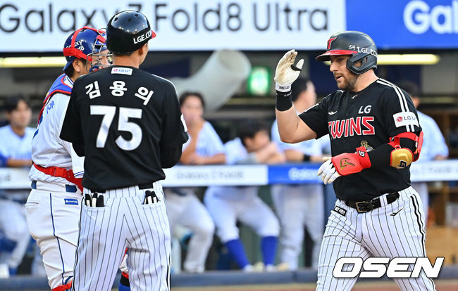 [OSEN=대구, 이석우 기자] 12일 대구삼성라이온즈파크에서 2026 신한 SOL KBO 리그 삼성 라이온즈와 LG 트윈스의 경기가 열렸다. 홈팀 삼성은 후라도가, 방문팀 LG는 톨허스트가 선발 출전했다. LG 트윈스 오스틴이 3회초 2사 좌월 솔로 홈런을 치고 세리머니를 하고 있다. 2026.09.12 / foto0307@osen.co.kr