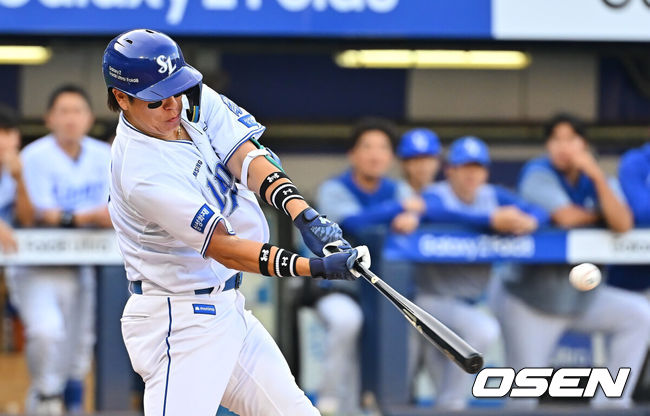 [OSEN=대구, 이석우 기자] 12일 대구삼성라이온즈파크에서 2026 신한 SOL KBO 리그 삼성 라이온즈와 LG 트윈스의 경기가 열렸다. 홈팀 삼성은 후라도가, 방문팀 LG는 톨허스트가 선발 출전했다. 삼성 라이온즈 강민호가 2회말 1사 1루 좌월 2점 홈런을 치고 있다. 2026.09.12 / foto0307@osen.co.kr