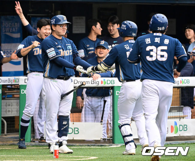 [OSEN=잠실, 지형준 기자] 12일 서울 잠실야구장에서 2026 신한 SOL KBO리그 두산 베어스와 NC 다이노스의 경기가 열렸다.이날 두산은 잭로그, NC는 구창모가 선발로 나섰다.1회초 1사 1,2루에서 NC 김휘집이 선제 3타점 좌월 스리런포를 날리고 동료선수들과 기뻐하고 있다. 2026.09.12 / jpnews@osen.co.kr