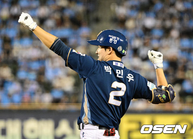 [OSEN=잠실, 지형준 기자] 12일 서울 잠실야구장에서 2026 신한 SOL KBO리그 두산 베어스와 NC 다이노스의 경기가 열렸다.이날 두산은 잭로그, NC는 구창모가 선발로 나섰다.6회초 무사 1,2루에서 대타로 나선 NC 박민우가 역전 1타점 우전 적시타를 날리며 기뻐하고 있다. 2026.09.12 / jpnews@osen.co.kr