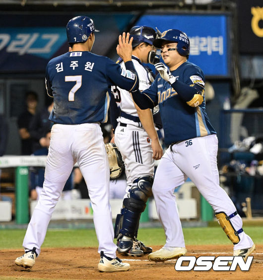 [OSEN=잠실, 지형준 기자] 12일 서울 잠실야구장에서 2026 신한 SOL KBO리그 두산 베어스와 NC 다이노스의 경기가 열렸다.이날 두산은 잭로그, NC는 구창모가 선발로 나섰다.6회초 1사 1루에서 NC 권희동이 좌월 투런포를 날리며 김주원과 기뻐하고 있다. 2026.09.12 / jpnews@osen.co.kr