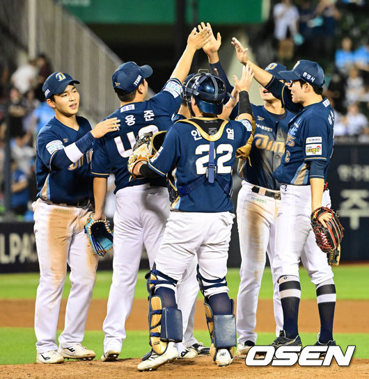 [OSEN=잠실, 지형준 기자] 프로야구 NC 다이노스의 추격이 무시무시하다.이호준 감독이 이끄는 NC는 12일 서울 잠실구장에서 열린 2026 신한 SOL KBO리그 두산 베어스와의 원정경기에서 10-9 승리를 거두고 4연승을 질주했다. 이날 승리로 시즌 전적 59승60패2무를 만든 NC는 63승60패4무가 된 5위 두산과의 경기차를 단 2경기로 좁혔다.경기를 마치고 NC 선수들이 승리를 기뻐하고 있다. 2026.09.12 / jpnews@osen.co.kr