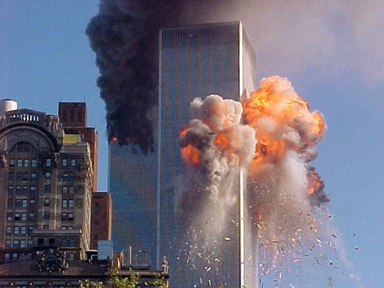 최악의 정보 실패로 평가되고 있는 9·11 테러 사건. 사진은 2001년 9월 11일 뉴욕의 110층짜리 세계무역센터 빌딩이 공격당하는 장면. AP=연합뉴스