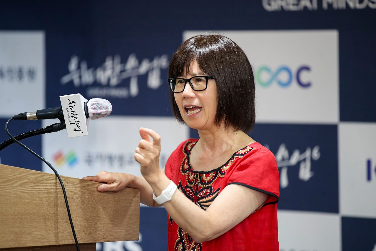 지난 8일 서울 중구 프레스센터에서 김영기 시카고대 물리학과 교수가 EBS 프로그램 ‘위대한 수업’ 제작발표회에 참석해 방송 내용을 소개하고 있다. 사진 EBS