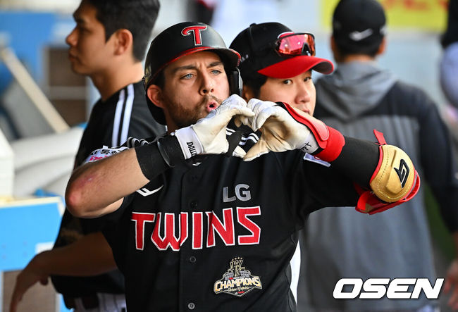 [OSEN=대구, 이석우 기자] 12일 대구삼성라이온즈파크에서 2026 신한 SOL KBO 리그 삼성 라이온즈와 LG 트윈스의 경기가 열렸다. 홈팀 삼성은 후라도가, 방문팀 LG는 톨허스트가 선발 출전했다. LG 트윈스 오스틴이 3회초 2사 좌월 솔로 홈런을 치고 하트 세리머니를 하고 있다. 2026.09.12 / foto0307@osen.co.kr