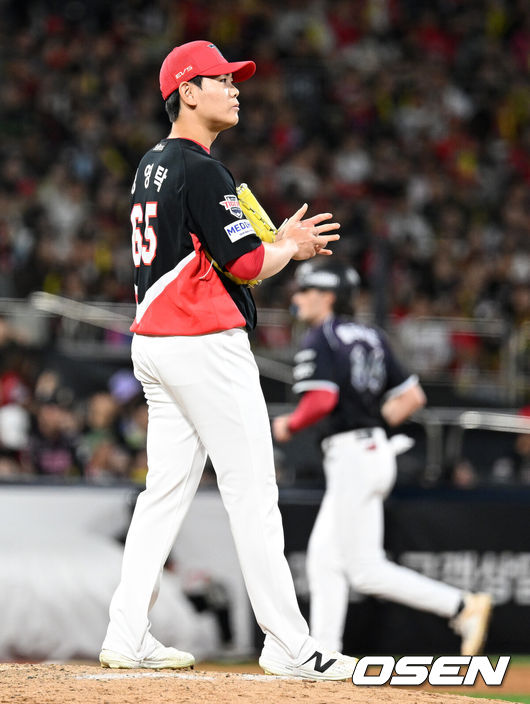 [OSEN=수원, 이대선 기자] 12일 수원 KT위즈파크에서 2026 신한 SOL KBO리그 KT 위즈와 KIA 타이거즈의 경기가 열렸다.KT는 대니엘, KIA는 네일을 선발로 내세웠다.7회말 1사 만루에서 KIA 성영탁이 밀어내기 볼넷을 허용하고 있다. 2026.09.12 /sunday@osen.co.kr