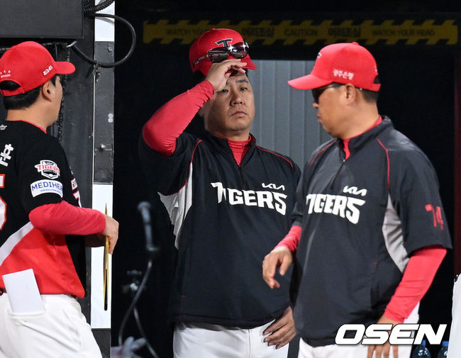 [OSEN=수원, 이대선 기자] 12일 수원 KT위즈파크에서 2026 신한 SOL KBO리그 KT 위즈와 KIA 타이거즈의 경기가 열렸다.KT는 대니엘, KIA는 네일을 선발로 내세웠다.7회말 1사 만루에서 KIA 이범호 감독이 경기를 바라보고 있다. 2026.09.12 /sunday@osen.co.kr