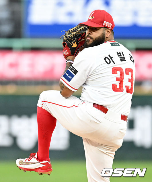 [OSEN=인천, 이대선 기자] 10일 인천 SSG랜더스필드 KBO리그 SSG 랜더스와 한화 이글스의 경기가 열렸다.SSG는 아빌라, 한화는 박준영을 선발로 내세웠다.1회초 무사에서 SSG 선발투수 아빌라가 역투하고 있다. 2026.09.10 /sunday@osen.co.kr