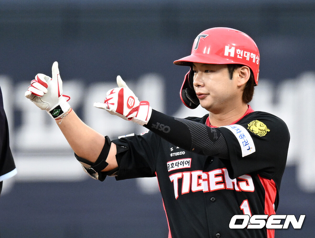 [OSEN=수원, 이대선 기자] 12일 수원 KT위즈파크에서 2026 신한 SOL KBO리그 KT 위즈와 KIA 타이거즈의 경기가 열렸다.KT는 대니엘, KIA는 네일을 선발로 내세웠다.1회초 무사에서 KIA 박정우가 중전 안타를 치고 환호하고 있다. 2026.09.12 /sunday@osen.co.kr
