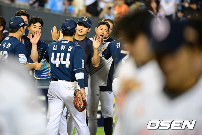 [OSEN=잠실, 지형준 기자] 프로야구 NC 다이노스의 추격이 무시무시하다.이호준 감독이 이끄는 NC는 12일 서울 잠실구장에서 열린 2026 신한 SOL KBO리그 두산 베어스와의 원정경기에서 10-9 승리를 거두고 4연승을 질주했다. 이날 승리로 시즌 전적 59승60패2무를 만든 NC는 63승60패4무가 된 5위 두산과의 경기차를 단 2경기로 좁혔다.경기를 마치고 NC 구창모가 동료선수들과 승리를 기뻐하고 있다. 2026.09.12 / jpnews@osen.co.kr