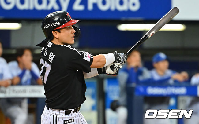 [OSEN=대구, 이석우 기자] 12일 대구삼성라이온즈파크에서 2026 신한 SOL KBO 리그 삼성 라이온즈와 LG 트윈스의 경기가 열렸다. 홈팀 삼성은 후라도가, 방문팀 LG는 톨허스트가 선발 출전했다. LG 트윈스 박동원이 8회초 우중간 2루타를 치고 있다. 2026.09.12 / foto0307@osen.co.kr