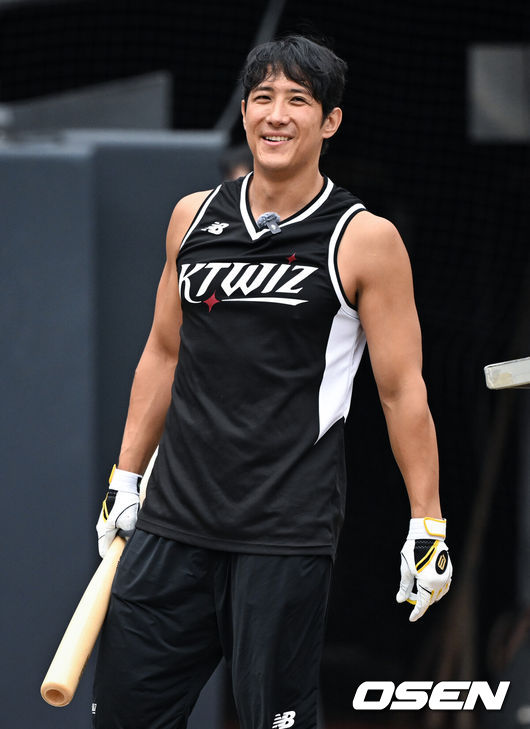 [OSEN=수원, 조은정 기자]13일 수원 KT위즈파크에서 2026 신한 SOL KBO리그 KT 위즈와 롯데 자이언츠의 경기가 열린다.이날 프로야구 KT 위즈 우승 캡틴 황재균의 은퇴식이 열릴 예정이다.은퇴선수 특별 엔트리 등록이 확정된 가운데 그가 역대급 1위 싸움이 펼쳐지고 있는 그라운드를 밟을 수 있을지 주목된다.KT 출신 황재균이 훈련에 참여하고 있다. 2026.09.13 /cej@osen.co.kr