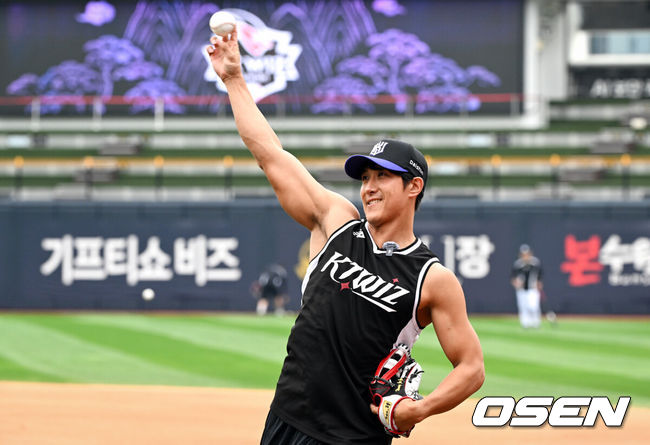 [OSEN=수원, 조은정 기자]13일 수원 KT위즈파크에서 2026 신한 SOL KBO리그 KT 위즈와 롯데 자이언츠의 경기가 열린다.이날 프로야구 KT 위즈 우승 캡틴 황재균의 은퇴식이 열릴 예정이다.은퇴선수 특별 엔트리 등록이 확정된 가운데 그가 역대급 1위 싸움이 펼쳐지고 있는 그라운드를 밟을 수 있을지 주목된다.KT 출신 황재균이 훈련에 참여하고 있다. 2026.09.13 /cej@osen.co.kr