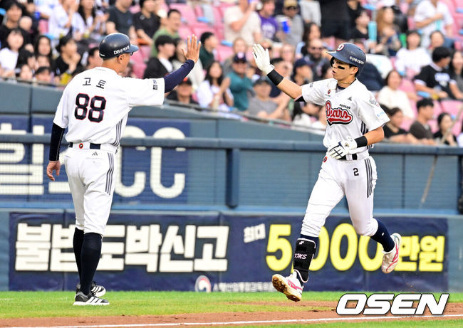 [OSEN=잠실, 지형준 기자]13일 서울 잠실야구장에서 2026 신한 SOL KBO리그 두산 베어스와 NC 다이노스의 경기가 열렸다.이날 두산은 최민석, NC는 토다가 선발로 나섰다.3회말 2사 2루에서 두산 김민석이 우월 투런포를 날리며 고토 코치와 하이파이브를 하고 있다. 2026.09.13 / jpnews@osen.co.kr