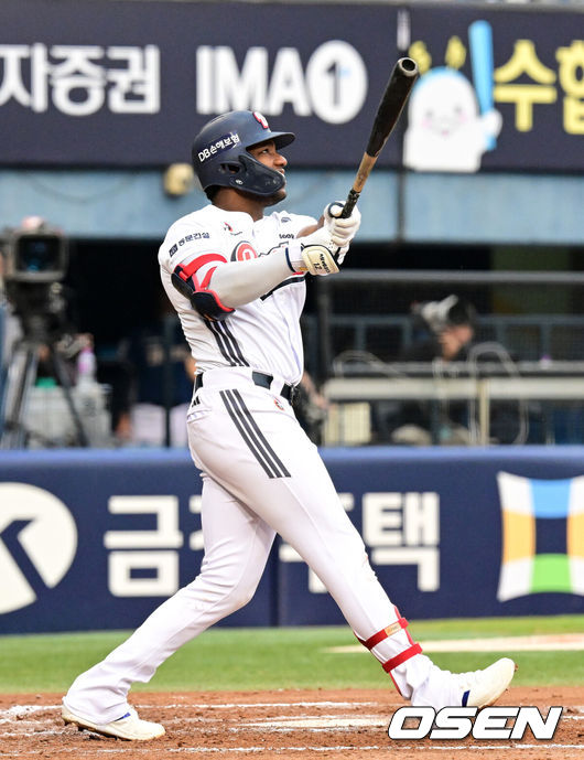 [OSEN=잠실, 지형준 기자]13일 서울 잠실야구장에서 2026 신한 SOL KBO리그 두산 베어스와 NC 다이노스의 경기가 열렸다.이날 두산은 최민석, NC는 토다가 선발로 나섰다.3회말 2사에서 두산 세베리노가 우월 솔로포를 날리고 있다. 2026.09.13 / jpnews@osen.co.kr