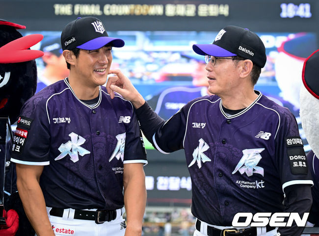 [OSEN=수원, 조은정 기자]13일 수원 KT위즈파크에서 2026 신한 SOL KBO리그 KT 위즈와 롯데 자이언츠의 경기가 열렸다.이날 KT는 소형준, 롯데는 나균안을 선발로 내세웠다.황재균이 은퇴 기념 선물 전달식에서 이강철 감독에게 축하를 받고 있다. 2026.09.13 /cej@osen.co.kr