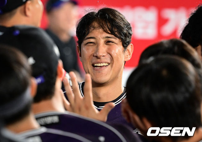 [OSEN=수원, 조은정 기자]13일 수원 KT위즈파크에서 2026 신한 SOL KBO리그 KT 위즈와 롯데 자이언츠의 경기가 열렸다.이날 KT는 소형준, 롯데는 나균안을 선발로 내세웠다.6회말 1사에서 KT 황재균이 헛스윙 삼진으로 물러난 뒤 더그아웃에서 환영을 받고 있다. 2026.09.13 /cej@osen.co.kr